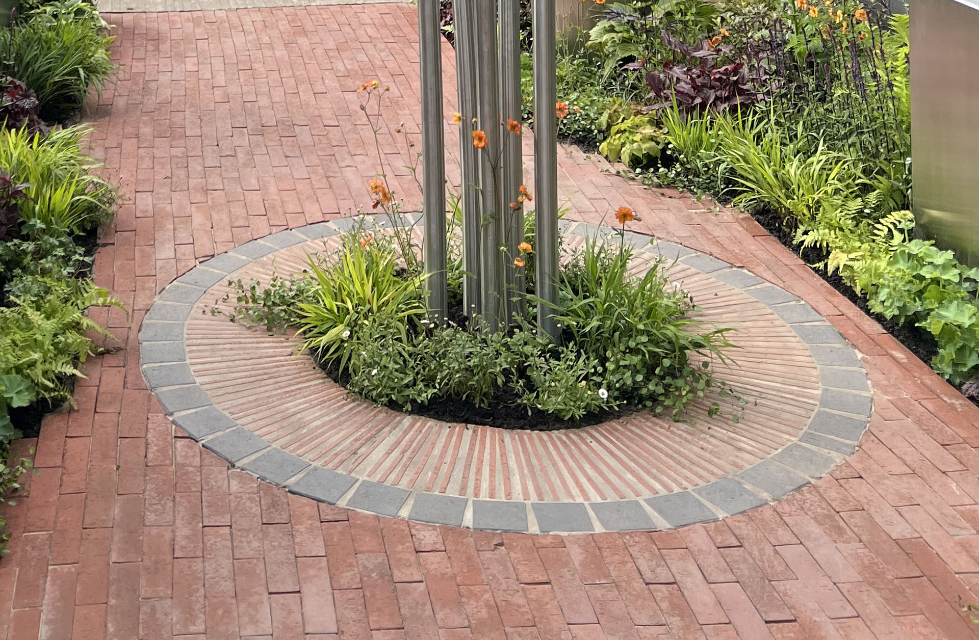 Ketleys new ultra slim Linium bricks add detail to a planted circle bed at RGH Chelsea 2024